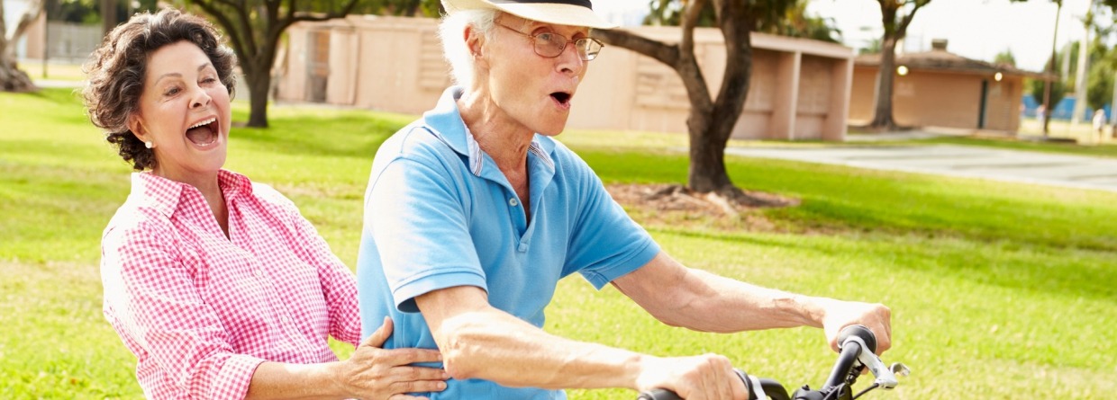 Senior stel op de fiets