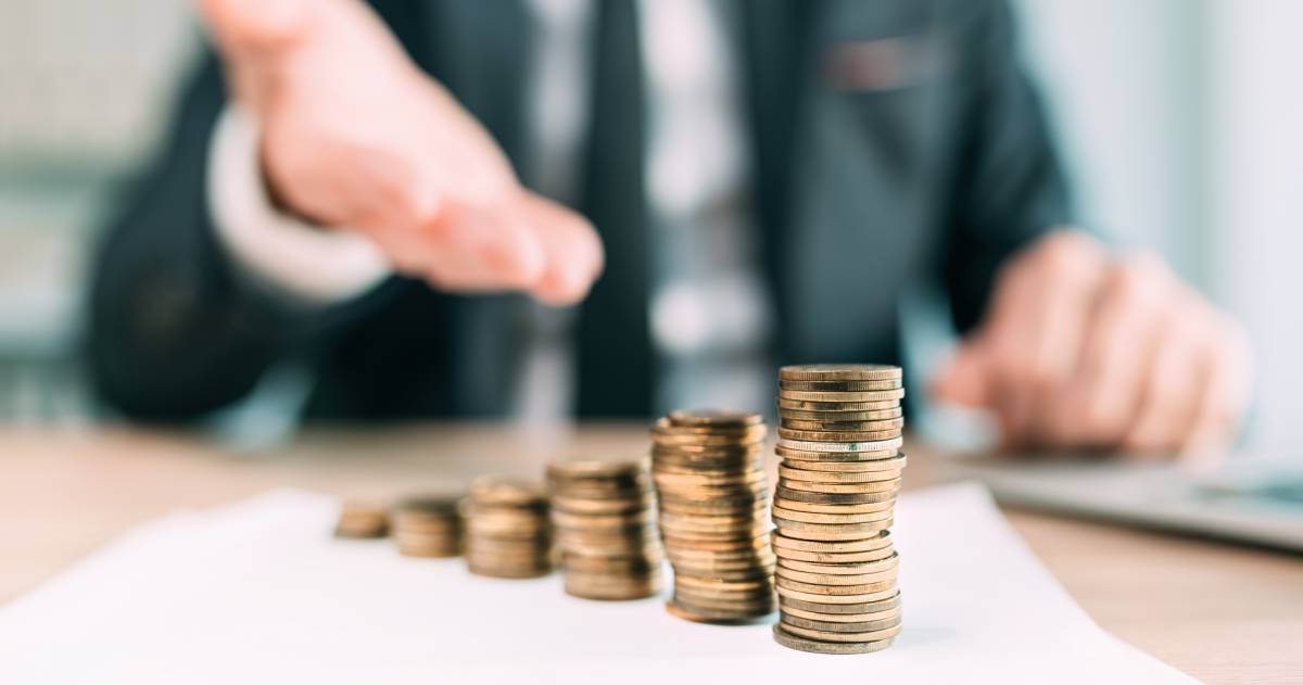 een meneer zit met geld en steekt zijn hand uit