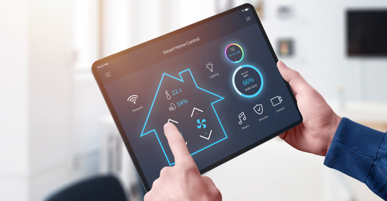 Man met tablet in hand met een smart home control system